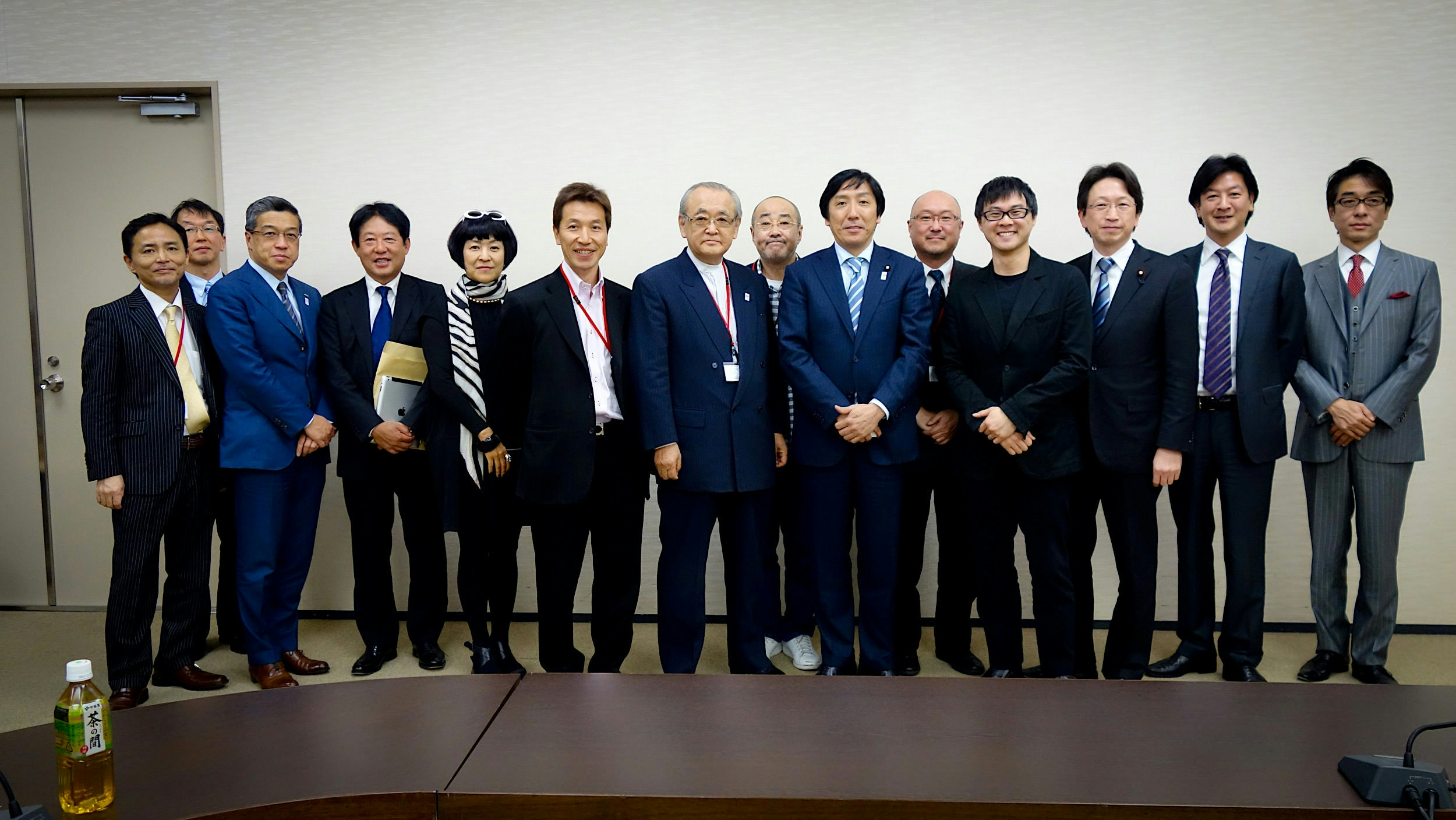 経済産業省の「クリエイティブ産業国際展開懇談会」でご一緒した、バンダイナムコゲームス、ソニー・ミュージックエンタテインメント、ホリプロ、角川、講談社、伊勢丹、三井不動産、TBS、ギャガ株式会社など、各企業の代表の方々との集合写真(@経産省)。